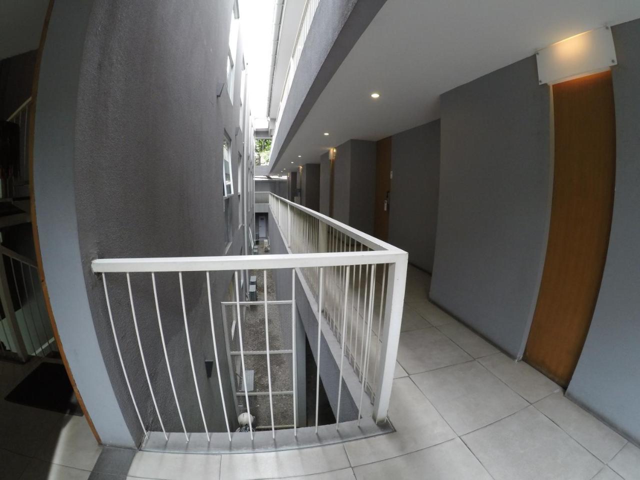 2510 Urbanliving Aparthotel Jakarta Buitenkant foto