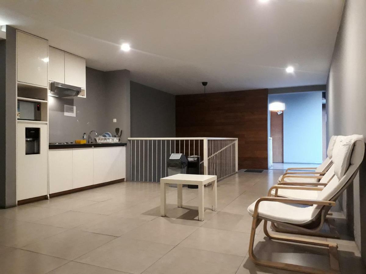 2510 Urbanliving Aparthotel Jakarta Buitenkant foto
